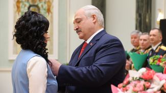 Александр Лукашенко вручает орден Матери Веронике Голубевой