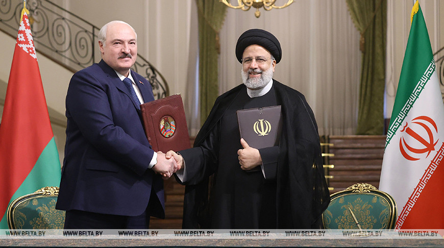Президент Беларуси Александр Лукашенко и Президент Ирана Эбрахим Раиси по итогам переговоров в Тегеране подписали дорожную карту всестороннего сотрудничества между странами на 2023-2026 годы