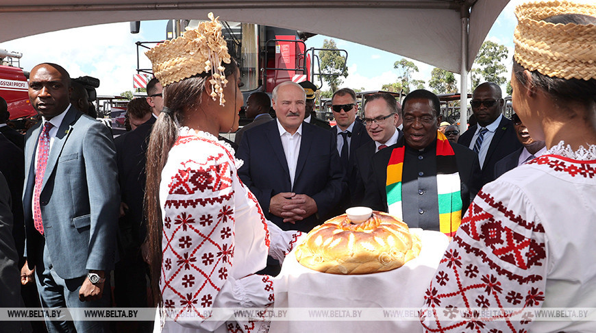 Президенты Беларуси и Зимбабве Александр Лукашенко и Эммерсон Мнангагва 31 января приняли участие в церемонии передачи белорусской техники зимбабвийским аграриям
