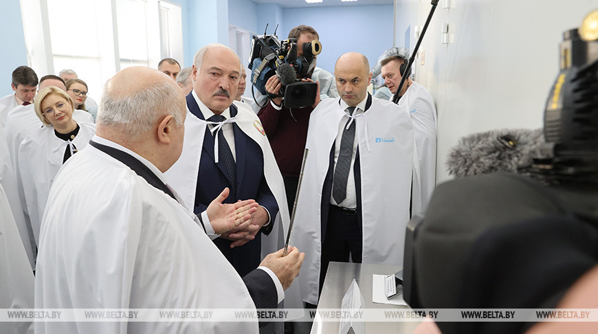 Александр Лукашенко во время посещения холдинга "Планар"