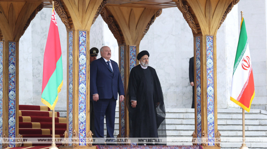 Церемония официальной встречи Президента Беларуси Александра Лукашенко с Президентом Ирана Эбрахимом Раиси прошла в резиденции Джомхури в дворцово-парковом комплексе Саадабад