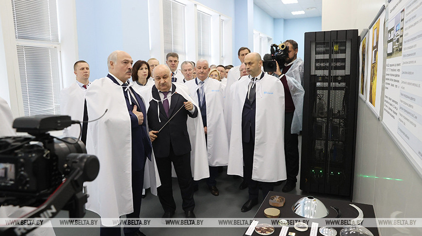 Александр Лукашенко посетил холдинг "Планар", где обсудил перспективы развития микроэлектроники