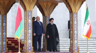 Церемония официальной встречи Президента Беларуси Александра Лукашенко с Президентом Ирана Эбрахимом Раиси прошла в резиденции Джомхури в дворцово-парковом комплексе Саадабад