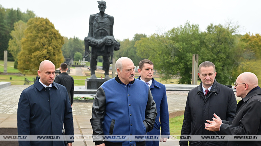 Александр Лукашенко ознакомился с ходом капремонта мемориального комплекса "Хатынь", сентябрь 2022 года