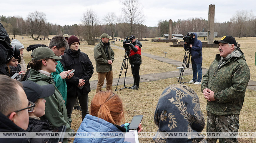 Александр Лукашенко в день республиканского субботника посетил мемориальный комплекс "Хатынь" и принял участие в работах по его благоустройству, апрель 2022 года