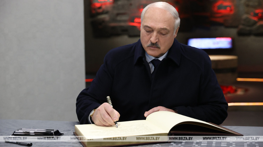 Александр Лукашенко во время посещения музея