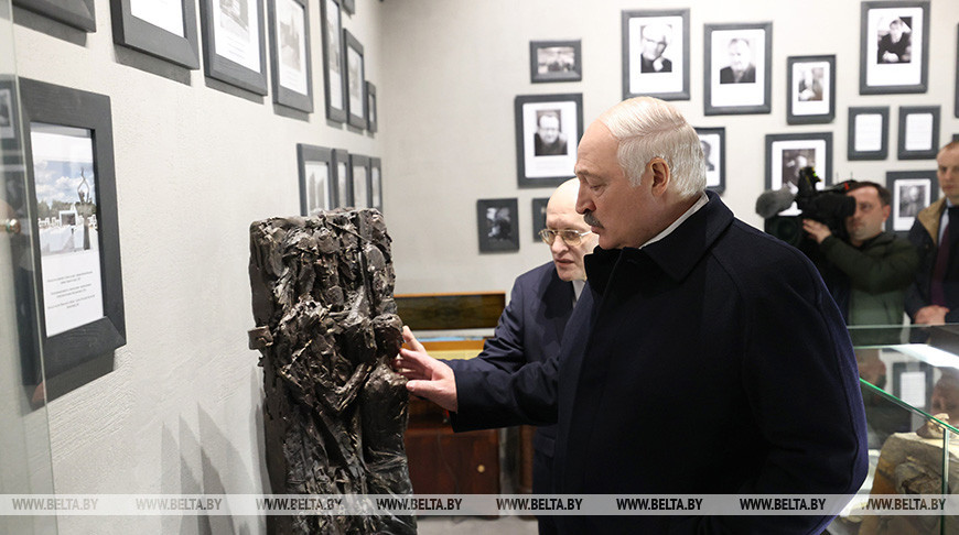 Александр Лукашенко посетил музей в государственном мемориальном комплексе "Хатынь"