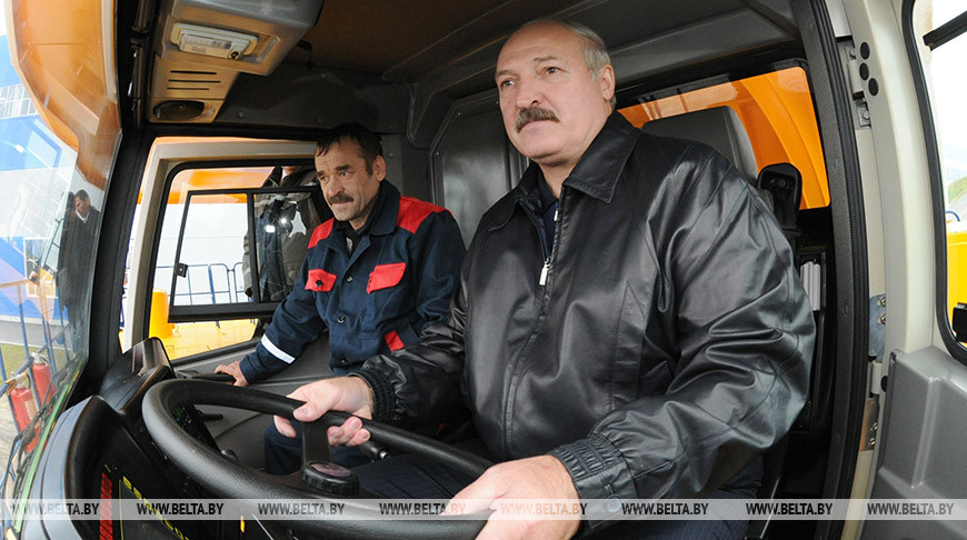 Александр Лукашенко во время посещения предприятия, октябрь 2013 года