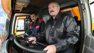 Александр Лукашенко во время посещения предприятия, октябрь 2013 года