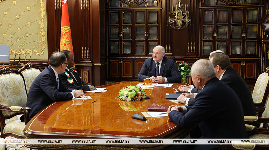 Александр Лукашенко провел встречу с министром иностранных дел и международной торговли Зимбабве Фредериком Шавой