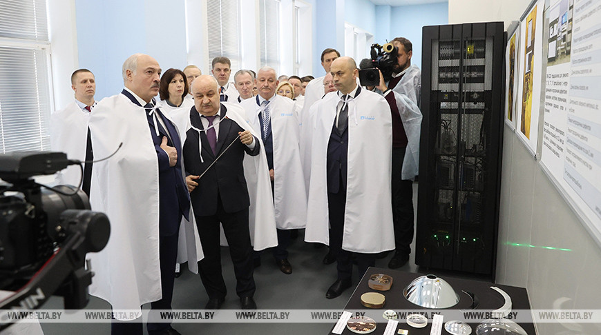 Александр Лукашенко 17 марта посетил холдинг "Планар", где обсудил перспективы развития микроэлектроники