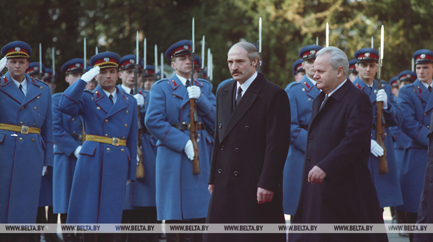 Александр Лукашенко во время торжественной встречи в резиденции Президента Югославии