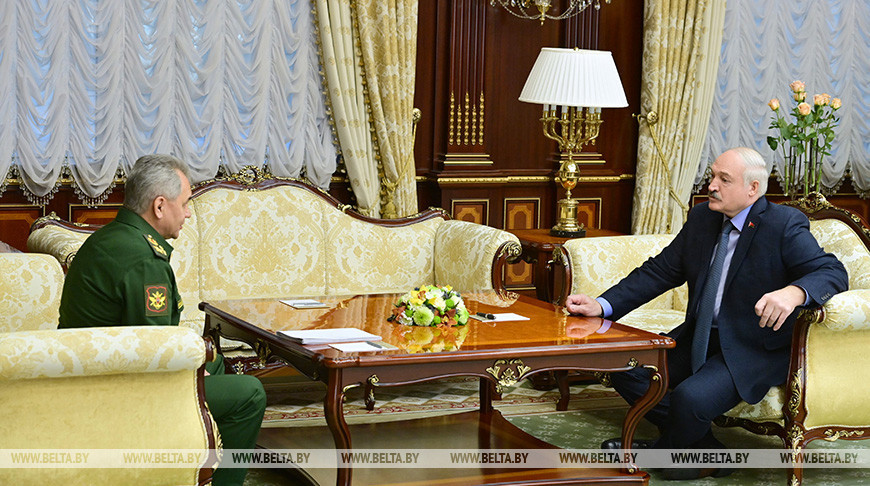 Александр Лукашенко во время встречи с министром обороны Российской Федерации Сергеем Шойгу