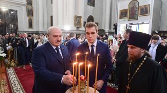 Александр Лукашенко в светлый праздник Пасхи зажег свечу в Спасо-Преображенском храме