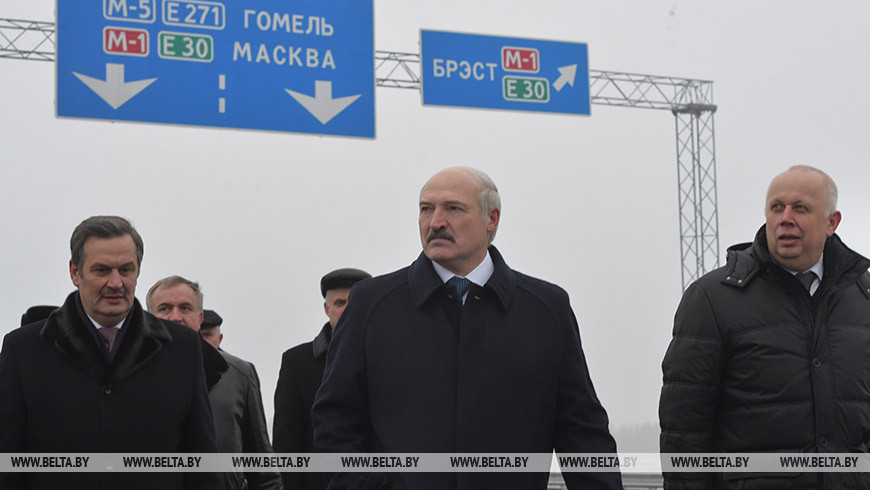 Александр Лукашенко во время церемонии открытия движения на МКАД-2, декабрь 2016