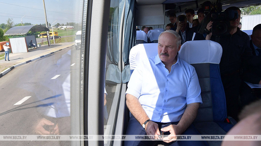 Александр Лукашенко во время ознакомления с благоустройством и развитием территорий, прилегающих к кольцевой автодороге вокруг Минска, май 2019 года