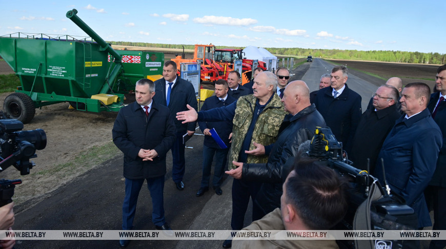 Александр Лукашенко во время ознакомления с ремонтом мелиоративной сети и восстановленной сельхозтехникой