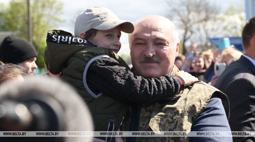 Александр Лукашенко во время общения с местными жителями Ветки