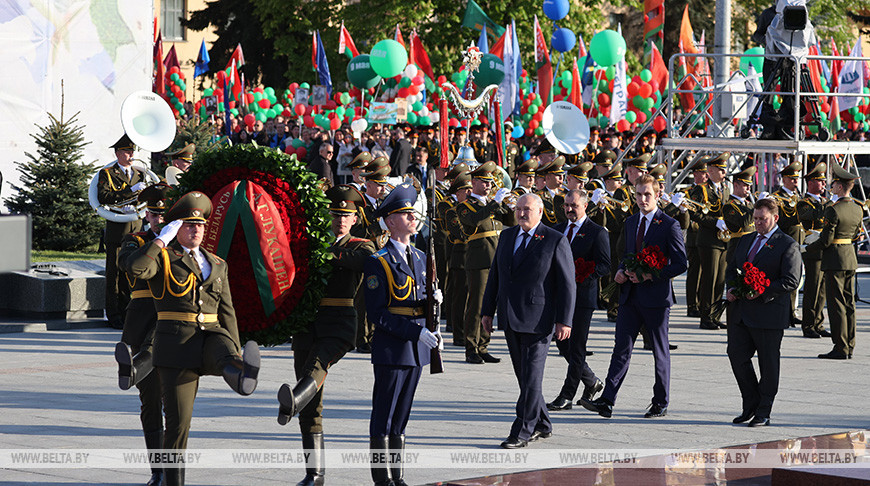 Александр Лукашенко 9 мая по традиции принял участие в торжественных мероприятиях в честь Дня Победы. Глава государства в Минске возложил венок к монументу Победы