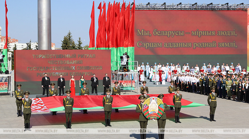 Во время торжественной церемонии чествования государственных флага, герба и гимна, которая организована на площади Государственного флага в Минске