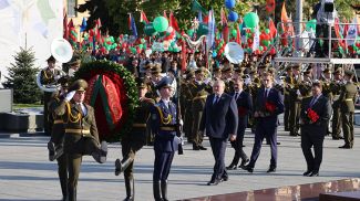 Александр Лукашенко 9 мая по традиции принял участие в торжественных мероприятиях в честь Дня Победы. Глава государства в Минске возложил венок к монументу Победы