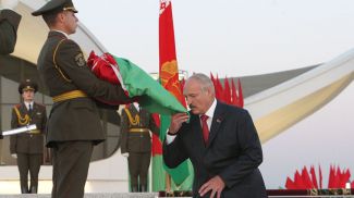 Александр Лукашенко во время церемонии открытия площади Государственного флага, июль 2013 года