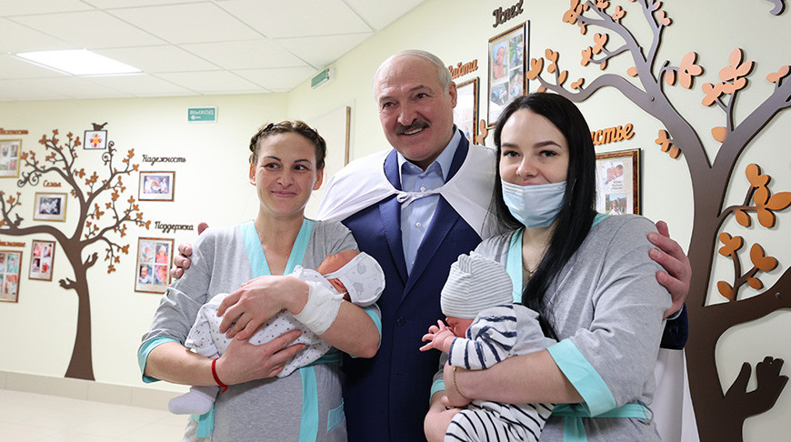 Александр Лукашенко посетил республиканский научно-практический центр "Мать и дитя", декабрь 2021 года