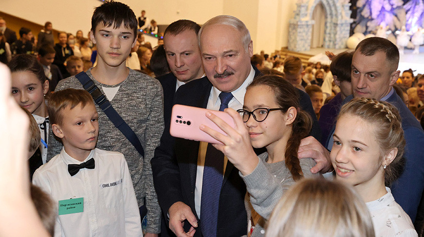 Александр Лукашенко во время благотворительного праздника во Дворце Республики, декабрь 2021 года