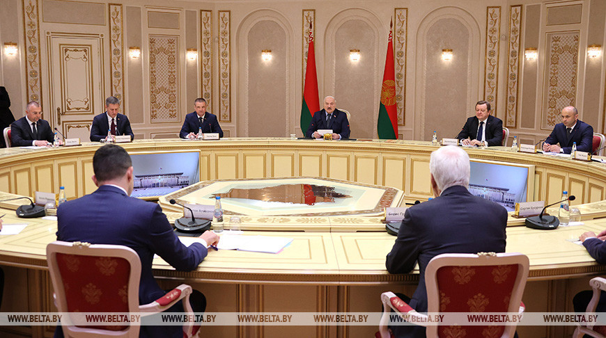 Александр Лукашенко во время встречи с губернатором российского региона Антоном Алихановым