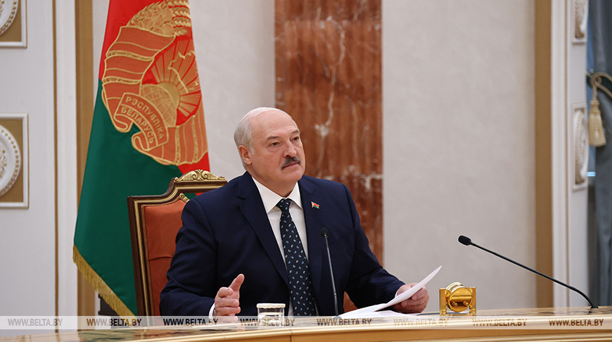 Александр Лукашенко во время встречи с секретарями советов безопасности государств - членов ОДКБ