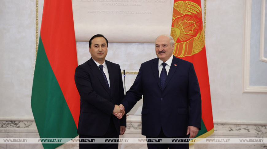 Чрезвычайный и Полномочный Посол Республики Таджикистан в Республике Беларусь Бахтовар Сафарзода и Президент Беларуси Александр Лукашенко