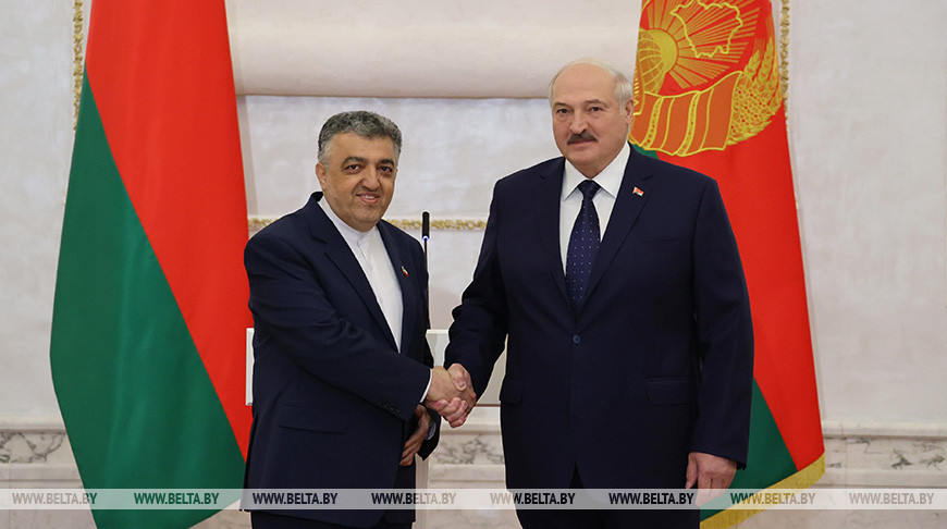 Чрезвычайный и Полномочный Посол Исламской Республики Иран в Республике Беларусь Алиреза Санеи и Президент Беларуси Александр Лукашенко