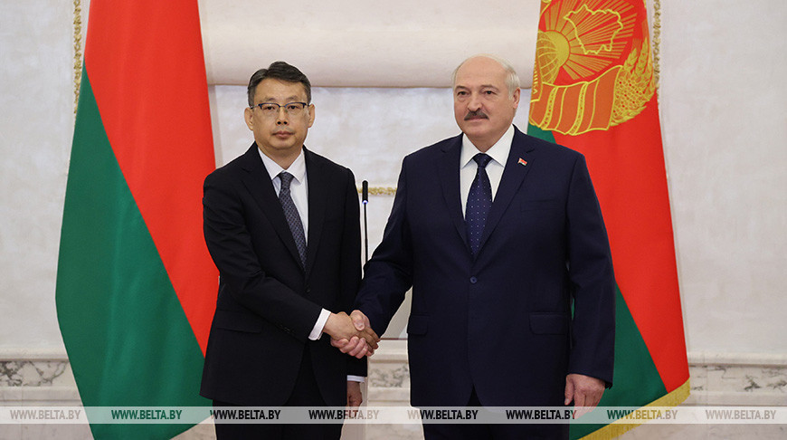 Чрезвычайный и Полномочный Посол Республики Корея в Республике Беларусь Пак Ду Сун и Президент Беларуси Александр Лукашенко