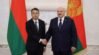 Чрезвычайный и Полномочный Посол Республики Корея в Республике Беларусь Пак Ду Сун и Президент Беларуси Александр Лукашенко