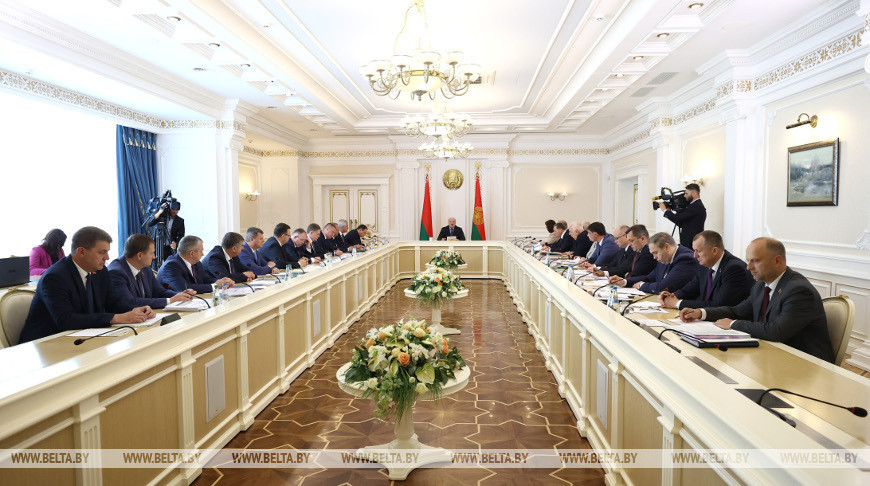Александр Лукашенко во время совещания c руководством Совета Министров