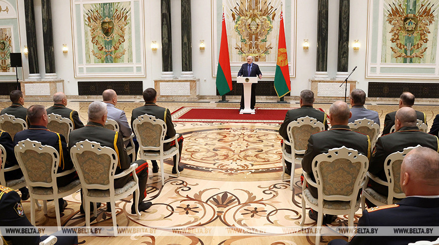 Александр Лукашенко во время церемонии вручения погон высшему офицерскому составу