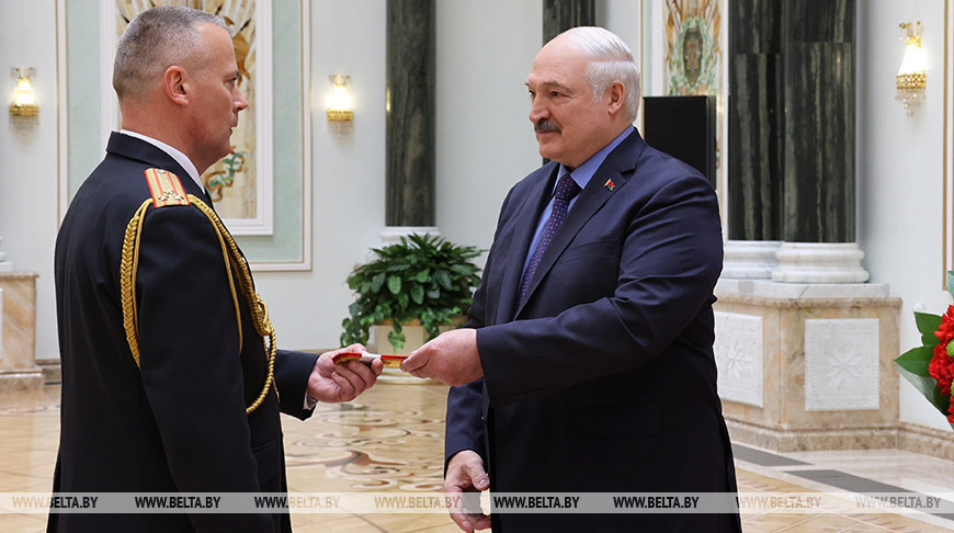 Александр Лукашенко вручил погоны генерал-майора милиции Александру Шастайло