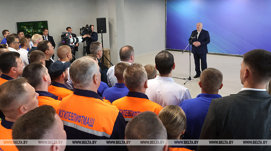 Александр Лукашенко во время общения с работниками предприятия "Могилевлифтмаш"