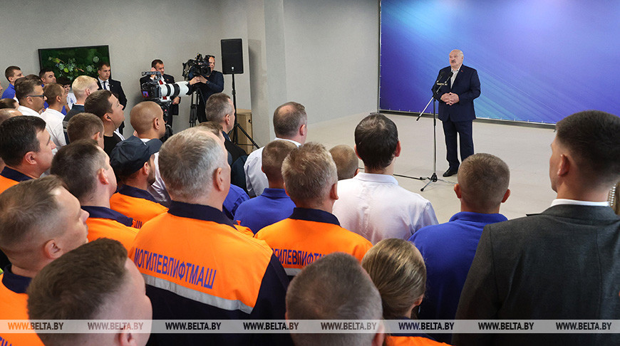 Александр Лукашенко во время общения с работниками Могилевского завода лифтового машиностроения