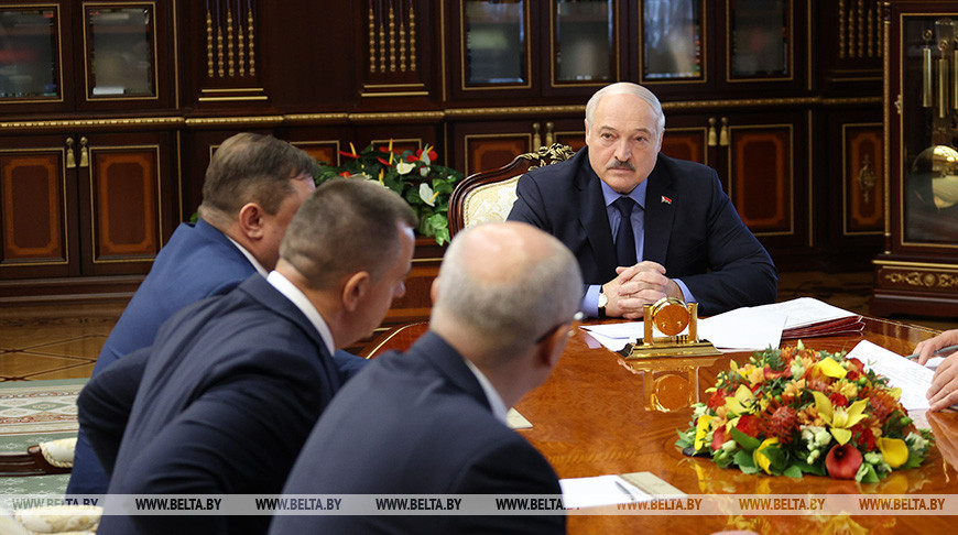 Александр Лукашенко во время рассмотрения кадровых вопросов
