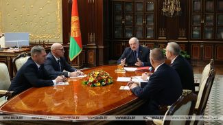 Александр Лукашенко во время назначения Игоря Брыло помощником Президента Республики Беларусь - инспектором по Витебской области