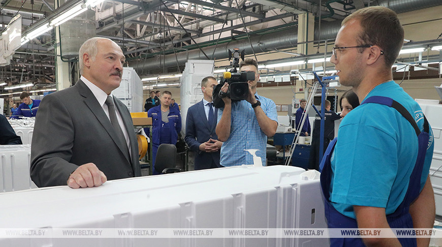 Александр Лукашенко во время посещения ЗАО "Атлант", июль 2020 года