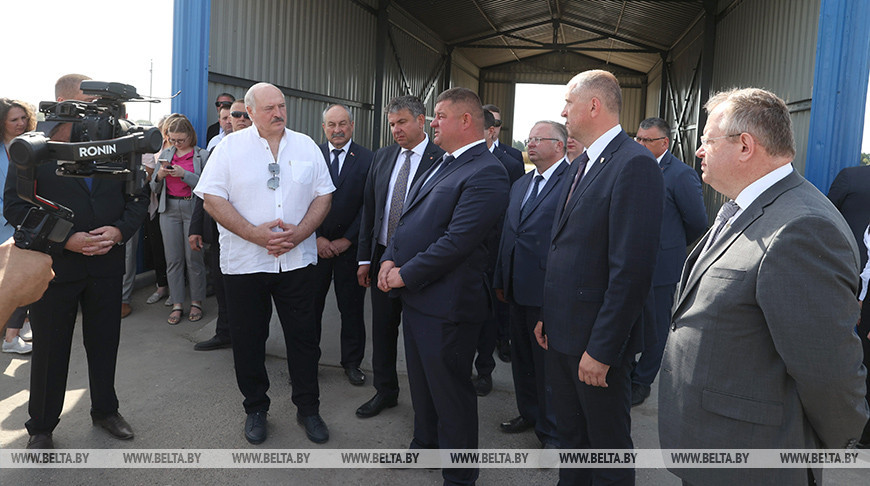 Александр Лукашенко во время посещения ОАО "Беловежский"