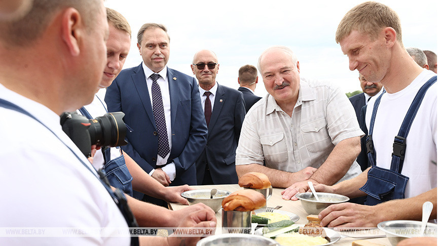 Александр Лукашенко во время посещения сельхозпредприятия "Олекшицы" в Берестовицком районе