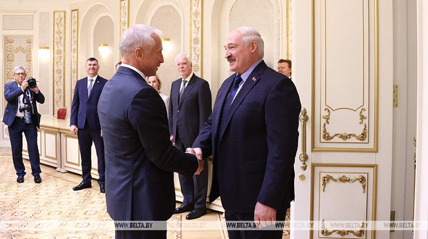 Александр Лукашенко во время встречи с губернатором Томской области Владимиром Мазуром
