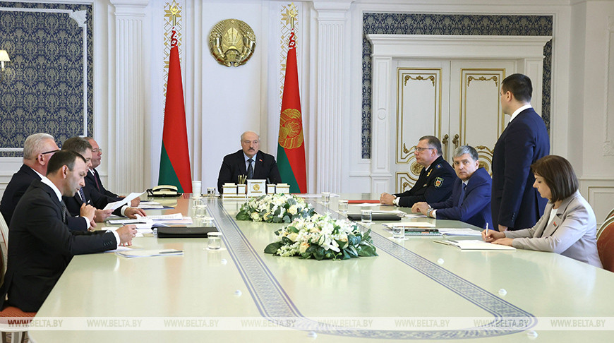 Александр Лукашенко во время совещания о готовности системы образования к новому учебному году