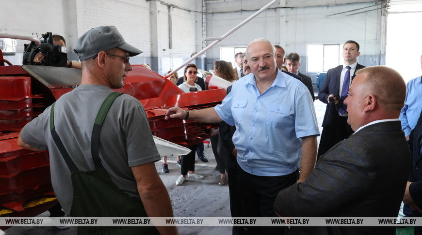 Александр Лукашенко во время посещения ОАО "Тихиничи", август 2021 года