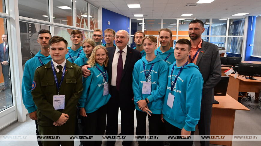 Александр Лукашенко во время посещения Национального детского технопарка