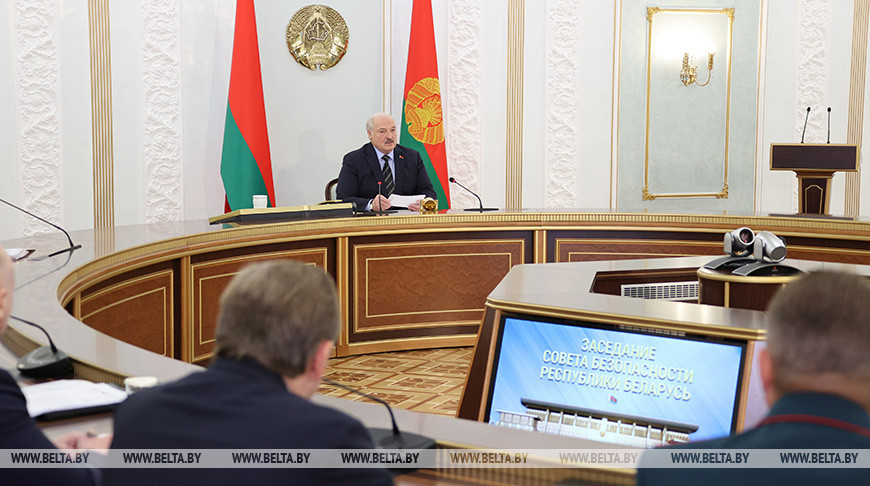 Александр Лукашенко во время заседания Совета безопасности