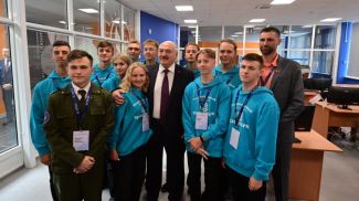 Александр Лукашенко во время посещения Национального детского технопарка